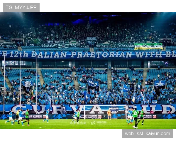 特写:因西涅进球后冲向客队看台,与远征球迷激情庆祝 特写:因西涅进球后冲向客队看台,与远征球迷激情庆祝